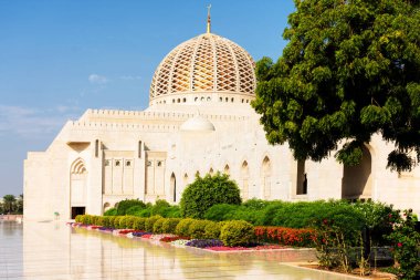 Sultan Qaboos Büyük Camii. Muscat 'taki Büyük Cami. Muscat Camii, Umman Sultanı Muscat 'ın ana aktif camii.