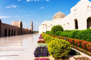 Sultan Qaboos Büyük Camii. Muscat 'taki Büyük Cami. Muscat Camii, Umman Sultanı Muscat 'ın ana aktif camii.