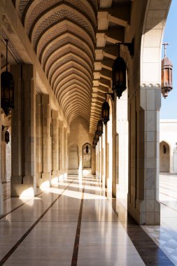 Sultan Qaboos Büyük Camii. Muscat 'taki Büyük Cami. Muscat Camii, Umman Sultanı Muscat 'ın ana aktif camii.