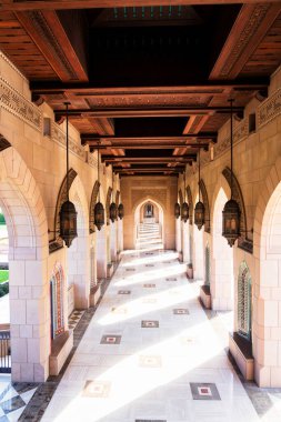 Sultan Qaboos Büyük Camii. Muscat 'taki Büyük Cami. Muscat Camii, Umman Sultanı Muscat 'ın ana aktif camii.