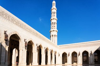 Sultan Qaboos Büyük Camii. Muscat 'taki Büyük Cami. Muscat Camii, Umman Sultanı Muscat 'ın ana aktif camii.