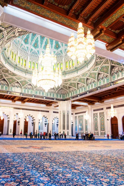 MÜZCAT, OMAN -21 NOV 2018: 2001 yılında açılan Umman Sultanlığı 'nın ana camii Umman Başkenti Muscat' te yer alan Sultan Qaboos Büyük Camii 'dir.