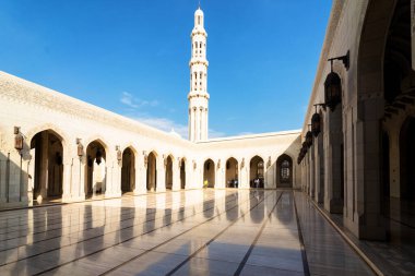 Sultan Qaboos Büyük Camii. Muscat 'taki Büyük Cami. Muscat Camii, Umman Sultanı Muscat 'ın ana aktif camii.