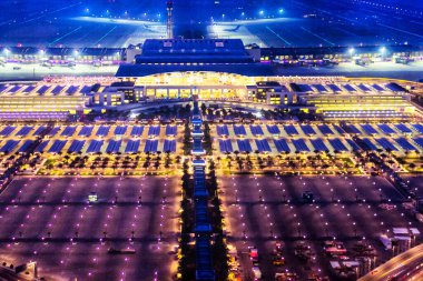 MÜZCAT, OMAN - NOV 22, 2018: Muscat Uluslararası Havalimanı 'ndaki yeni terminalin üst hava görüntüsü, Umman.