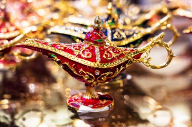 MÜZCAT, OMAN - 20 NOV 2018: Aladdin tarzı lamba Muscat, Umman 'da piyasada