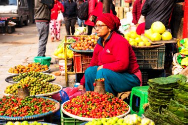 KATHMANDU, NEPAL - 11 Aralık: insanlar Nepal 'in başkentindeki Asan pazarında ticaret. Thamel ilçesindeki Asan pazarı yerel halk arasında popüler bir toplanma yeridir..