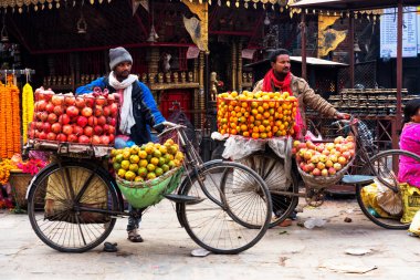 KATHMANDU, NEPAL - 11 Aralık: insanlar Nepal 'in başkentindeki Asan pazarında ticaret. Thamel ilçesindeki Asan pazarı yerel halk arasında popüler bir toplanma yeridir..