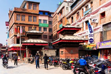 KATHMANDU, NEPAL - 11 Aralık 2018: Nepal 'in başkenti Katmandu' daki bir binanın cephelerine bakın. Katmandu ve Nepal 2015 depreminde acı çektiler..