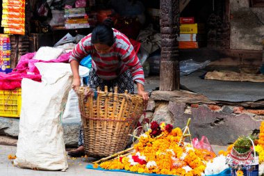 KATHMANDU, NEPAL - 11 Aralık: insanlar Nepal 'in başkentindeki Asan pazarında ticaret. Thamel bölgesi bir çok turistin kaldığı ve bir çok hediyelik eşya ve teçhizat dükkanının bulunduğu bir yerdir.