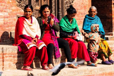 KATHMANDU, NEPAL - 9 Aralık 2018: Nepalli kadınlar sokakta oturup sohbet ediyorlar.