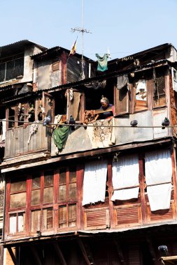 KATHMANDU, NEPAL - 11 Aralık 2018: Nepal 'in başkenti Katmandu' daki bir binanın cephelerine bakın. Katmandu ve Nepal 2015 depreminde acı çektiler..