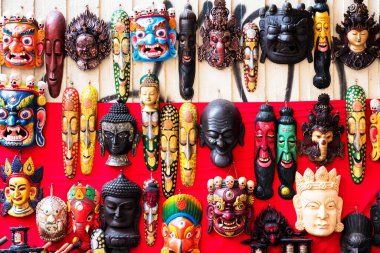 Thamel, Katmandu, Nepal 'deki geleneksel bit pazarında renkli ahşap maskeler satılıyor.