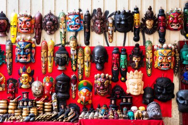 Thamel, Katmandu, Nepal 'deki geleneksel bit pazarında renkli ahşap maskeler satılıyor.
