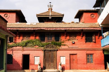 KATHMANDU, NEPAL - 10 Aralık 2018: Katmandu, Nepal 'deki zengin bir tapınak cephesinin görüntüsü