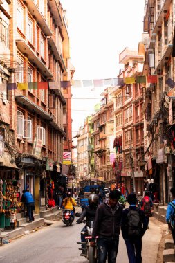 KATHMANDU, NEPAL - 10 DEC 2018: Thamel Caddesi - Nepal 'in başkenti Katmandu' nun ticari bir mahallesi 40 yılı aşkın süredir turizm sektörünün merkezi konumundadır..