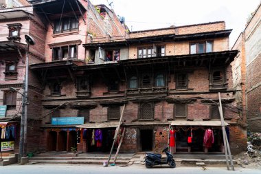 KATHMANDU, NEPAL - 11 Aralık 2018: Nepal 'in başkenti Katmandu' daki bir binanın cephelerine bakın. Katmandu ve Nepal 2015 depreminde acı çektiler..