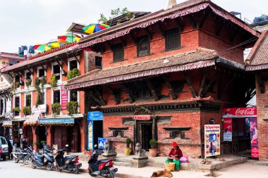 KATHMANDU, NEPAL - 11 Aralık 2018: Nepal 'in başkenti Katmandu' daki bir binanın cephelerine bakın. Katmandu ve Nepal 2015 depreminde acı çektiler..