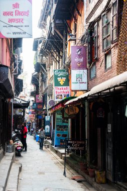 KATHMANDU, NEPAL - 10 DEC 2018: Thamel Caddesi - Nepal 'in başkenti Katmandu' nun ticari bir mahallesi 40 yılı aşkın süredir turizm sektörünün merkezi konumundadır..