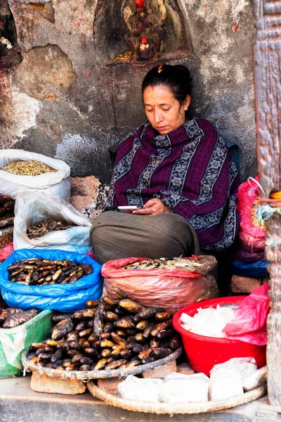 Kathmandu Nepal Dec 在尼泊尔首都市中心Asan市场交易的人 塔迈勒地区市中心的Asan市场是当地居民的一个热门集会场所 — 图库照片