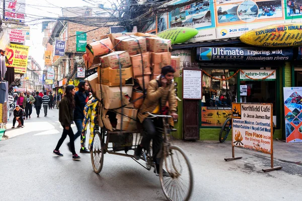 Kathmandu Nepal Dec 2018 Homem Monta Seu Riquixá Distrito Kathmandu — Fotografia de Stock