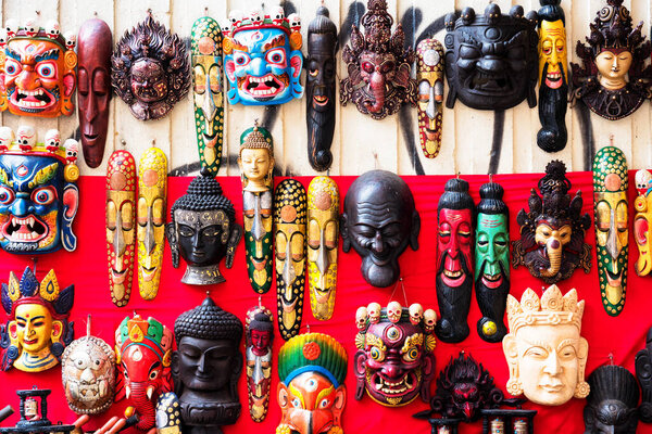 Красочные резные деревянные маски продаются на традиционном блошином рынке в Тамеле, Катманду, Непале
