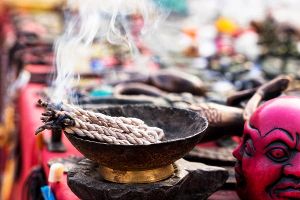 Προσφορές Που Καπνίζουν Στο Παραδοσιακό Μπολ Κατμαντού Νεπάλ — Φωτογραφία Αρχείου