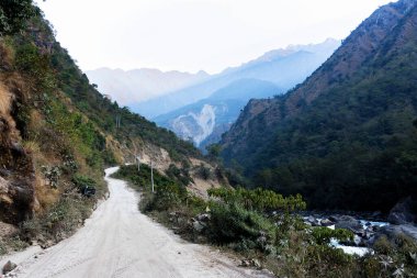 Nepal 'de popüler bir turizm beldesi olan Annapurna Circuit Trail' in panoramik manzarası. Thorong La ya da Thorung La geçidine ana kampa giden yol..