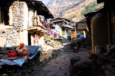 Himalayalar 'daki Annapurna Pisti, Nepal' de küçük bir kasaba ya da bir yerleşim yeri. Bazı binalar turistlere otel, pansiyon ve restoran olarak hizmet veriyor..