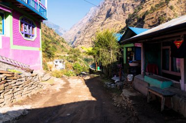 Himalayalar 'daki Annapurna Pisti, Nepal' de küçük bir kasaba ya da bir yerleşim yeri. Bazı binalar turistlere otel, pansiyon ve restoran olarak hizmet veriyor..
