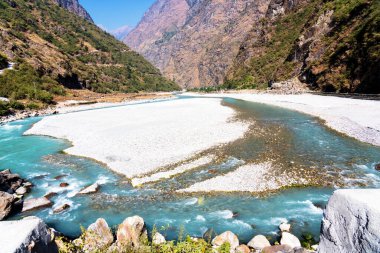 Nepal 'de popüler bir turizm beldesi olan Annapurna Circuit Trail' in panoramik manzarası. Thorong La ya da Thorung La geçidine ana kampa giden yol..