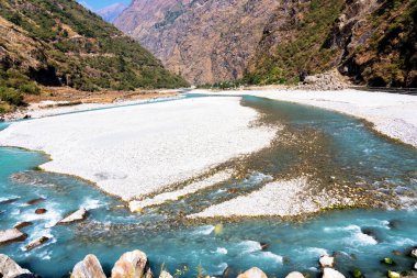 Nepal 'de popüler bir turizm beldesi olan Annapurna Circuit Trail' in panoramik manzarası. Thorong La ya da Thorung La geçidine ana kampa giden yol..