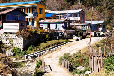 Himalayalar 'daki Annapurna Pisti, Nepal' de küçük bir kasaba ya da bir yerleşim yeri. Bazı binalar turistlere otel, pansiyon ve restoran olarak hizmet veriyor..