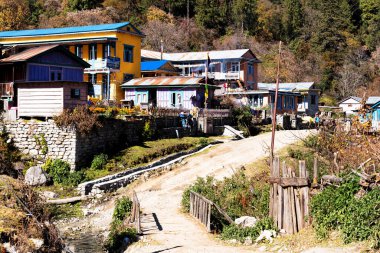 Himalayalar 'daki Annapurna Pisti, Nepal' de küçük bir kasaba ya da bir yerleşim yeri. Bazı binalar turistlere otel, pansiyon ve restoran olarak hizmet veriyor..