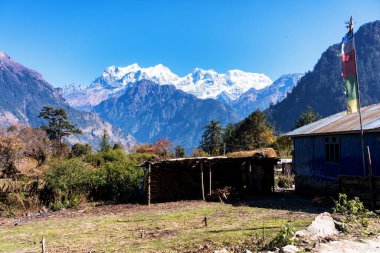 Himalayalar 'daki Annapurna Pisti, Nepal' de küçük bir kasaba ya da bir yerleşim yeri. Bazı binalar turistlere otel, pansiyon ve restoran olarak hizmet veriyor..