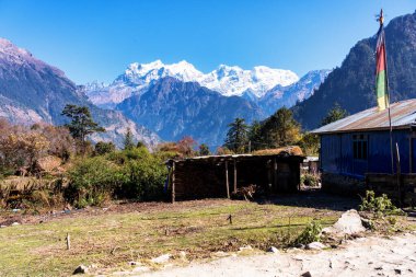 Himalayalar 'daki Annapurna Pisti, Nepal' de küçük bir kasaba ya da bir yerleşim yeri. Bazı binalar turistlere otel, pansiyon ve restoran olarak hizmet veriyor..