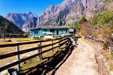 Himalayalar 'daki Annapurna Pisti, Nepal' de küçük bir kasaba ya da bir yerleşim yeri. Bazı binalar turistlere otel, pansiyon ve restoran olarak hizmet veriyor..