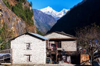 Himalayalar 'daki Annapurna Pisti, Nepal' de küçük bir kasaba ya da bir yerleşim yeri. Bazı binalar turistlere otel, pansiyon ve restoran olarak hizmet veriyor..