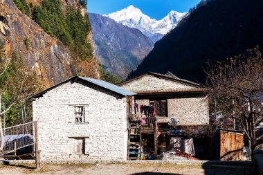 Himalayalar 'daki Annapurna Pisti, Nepal' de küçük bir kasaba ya da bir yerleşim yeri. Bazı binalar turistlere otel, pansiyon ve restoran olarak hizmet veriyor..