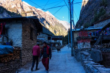 Himalayalar 'daki Annapurna Pisti, Nepal' de küçük bir kasaba ya da bir yerleşim yeri. Bazı binalar turistlere otel, pansiyon ve restoran olarak hizmet veriyor..