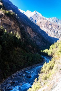 Nepal 'de popüler bir turizm beldesi olan Annapurna Circuit Trail' in panoramik manzarası. Thorong La ya da Thorung La geçidine ana kampa giden yol..