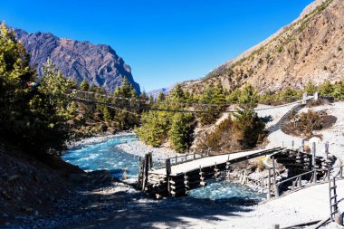 Nepal 'de popüler bir turizm beldesi olan Annapurna Circuit Trail' in panoramik manzarası. Thorong La ya da Thorung La geçidine ana kampa giden yol..
