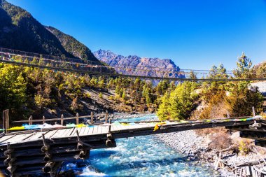 Nepal 'de popüler bir turizm beldesi olan Annapurna Circuit Trail' in panoramik manzarası. Thorong La ya da Thorung La geçidine ana kampa giden yol..
