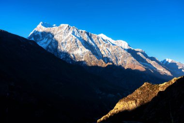 Nepal 'de popüler bir turizm beldesi olan Annapurna Circuit Trail' in panoramik manzarası. Thorong La ya da Thorung La geçidine ana kampa giden yol..
