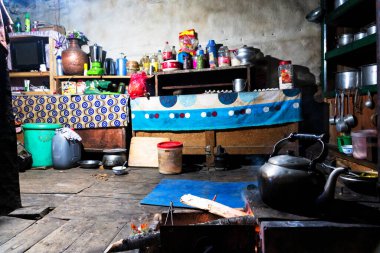 ANNAPURNA CIRCUIT, NEPAL - 22 Kasım 2019: Nepal Himalayalar 'daki turist lojmanında. Annapurna Pisti. Bu basit mutfak turistler, yürüyüşçüler ve ziyaretçiler için de restoran olarak kullanılır..