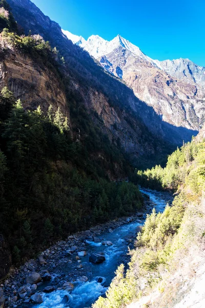 Nepal 'de popüler bir turizm beldesi olan Annapurna Circuit Trail' in panoramik manzarası. Thorong La ya da Thorung La geçidine ana kampa giden yol..