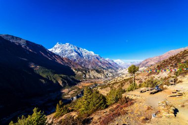 Nepal 'de popüler bir turizm beldesi olan Annapurna Circuit Trail' in panoramik manzarası. Thorong La ya da Thorung La geçidine ana kampa giden yol..
