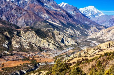 Nepal 'de popüler bir turizm beldesi olan Annapurna Circuit Trail' in panoramik manzarası. Thorong La ya da Thorung La geçidine ana kampa giden yol..