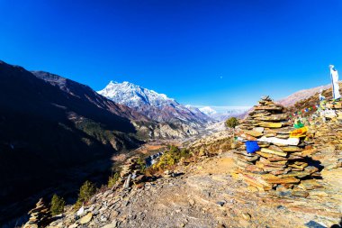 Nepal 'de popüler bir turizm beldesi olan Annapurna Circuit Trail' in panoramik manzarası. Thorong La ya da Thorung La geçidine ana kampa giden yol..