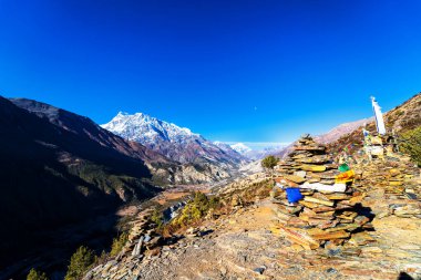 Nepal 'de popüler bir turizm beldesi olan Annapurna Circuit Trail' in panoramik manzarası. Thorong La ya da Thorung La geçidine ana kampa giden yol..