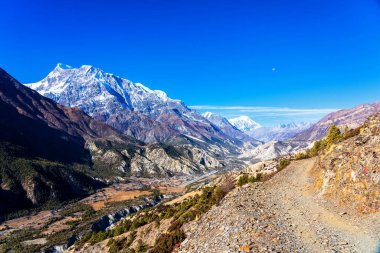 Nepal 'de popüler bir turizm beldesi olan Annapurna Circuit Trail' in panoramik manzarası. Thorong La ya da Thorung La geçidine ana kampa giden yol..